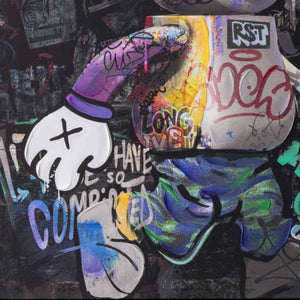 Details vo, Acrylgemälde Busy Bear. Man erkennt viele Schriften und unterschiedliche Elemente.