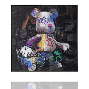 Acrylgemälde mit einem Bären. Das Bild ist im Popart oder Graffitystyle mit vielen Schriften und bunten Elementen. Der Hintergrund ist Schwarz.
