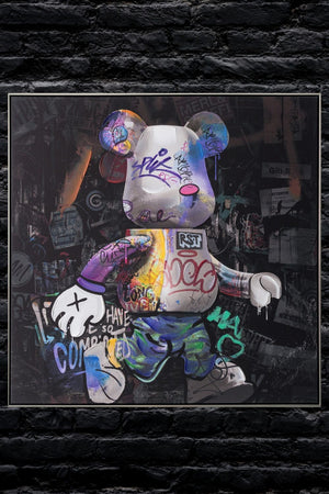 An einer schwrazen Wand hängt ein Gemälde mit schwarzem Hintergrund. Im Vordergrund ist ein laufender Bär im Comic Style zu sehen.