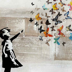 Detailansicht des „Butterfly Girl“ Wandbildes mit fühlbarer Oberflächenstruktur, handgemalten bunten Schmetterlingen und strukturiertem Jute-Gewebe im Street-Art-Stil.