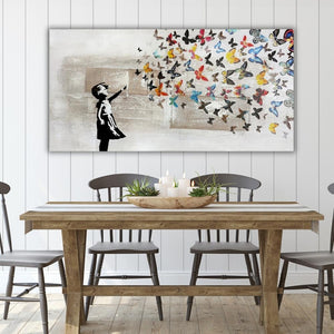 Modernes Leinwandbild „Butterfly Girl“ als stilvolle Esszimmer-Deko, harmonisch platziert über einer hölzernen Essgruppe im modernen Landhausstil.