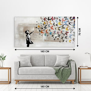 Maßgrafik und Größenübersicht des modernen Street-Art-Wandbildes „Butterfly Girl“ mit exakten Höhen- und Breitenangaben in Zentimetern zur Veranschaulichung der Bildgröße im Wohnzimmer.