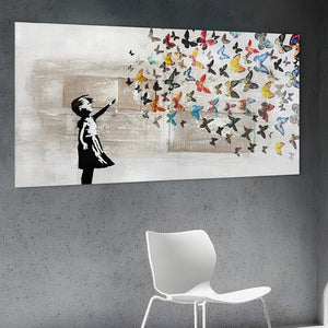 In einer Arztpraxis hängt das Bild Butterfly Girl. Viele Schmetterlinge und ein kleines Mädchen sind auf dem handgemalten Gemälde mit den textilen Elementen zu sehen.