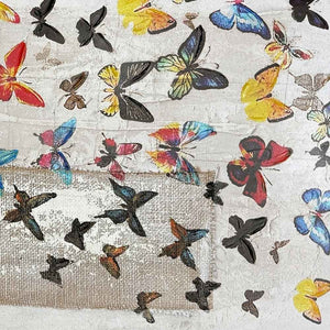 Kunstvolles Detailbild eines modernen Acrylgemäldes mit bunten Schmetterlingen im Street-Art-Stil, haptischer Oberflächenstruktur durch Spachteltechnik und eingearbeiteten, groben Jute-Stoff-Elementen auf Leinwand.