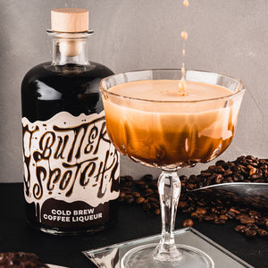 Butterscotch - Cold Brew Liqueur bietet dir einen vollen Kaffeegeschmack mit einer verlockenden Karamellnote. Jeder Schluck ist eine perfekte Balance zwischen kräftigem Kaffee und cremigem Karamell, die deine Sinne verwöhnt und dich in eine Welt des Genusses entführt.