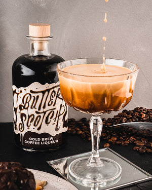 Butterscotch - Cold Brew Liqueur bietet dir einen vollen Kaffeegeschmack mit einer verlockenden Karamellnote. Jeder Schluck ist eine perfekte Balance zwischen kräftigem Kaffee und cremigem Karamell, die deine Sinne verwöhnt und dich in eine Welt des Genusses entführt.