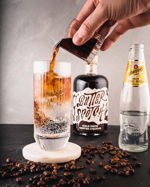 Mit der himmlischen Kaffee- und Karamellnote eignet sich Butterscotch - Cold Brew Liqueur hervorragend für Longdrinks