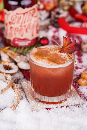 Butterscotch Pflaumen-Zimt-Likör mit Orangensaft aufgefüllt ist ein herrlicher Genuss.