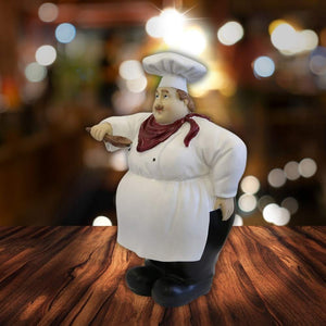 Spardose und Dekofigur Koch Luigi steht in einem Restaurant auf einer Theke. 