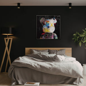 Ein modernes Schlafzimmer mit einer dunklen schwarzen Wand. An der Wand hängt ein gerahmtes Bild mit einem bunten Teddy im Comix Art Style