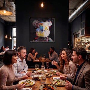 In einem restaurant mit Holztischen sitzen viele Menschen und speisen. An der Wand hängt ein Gemälde von einem Teddy im Graffiti Style