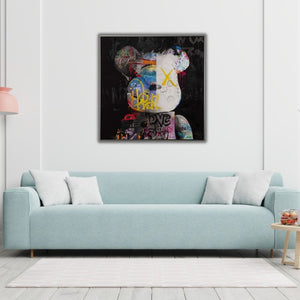Über einem Sofa in der Farbe türkis hängt an der Wand ein gerahmtes Bild von einem bunten Teddy. Das Gemälde im Comic Art Style hat ebenfalls türkise Elemente.