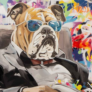 Auf dem Acrylgemälde old english Bulldog trägt der Hund eine Brille und ließt dabei eine Zeitung. Der Hintergrund ist im Graffity Style.