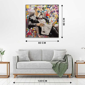 Über einem Sofa hängt ein Bild von einer englischen Bulldogge die mit Hilfe einer Brille Zeitung ließt. Neben dem Bild stehen die Maße.