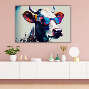 An einer rosa Wand über einem weißen Sideboard hängt ein Bild mit dem Namen Coole Kuh. Die Kuh ist im Popart Style bunt gemalt und sie trägt eine Sonnenbrille.