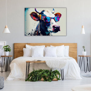In einem Schlafzimmer im Landhaus Stil hängt über dem Bett ein Bild von einer coolen Kuh im Popart Style. Ein tolles Bild für eine Pension oder Hotel in Bayern.