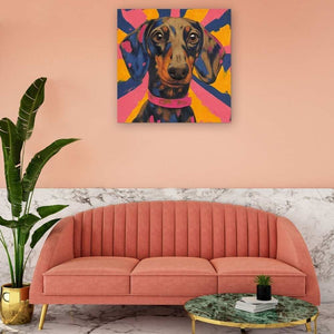 Über einem lachsfarbenen Sofa hängt ein buntes Acrylgemälde von einem Dackel der auch den Namen Teckel oder Dachshund trägt.