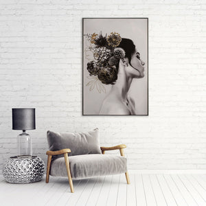 Das Portät einer wunderschönen Frau mit unterschiedlichen Blumen in den Haaren. Das Acryl Gemälde ist mit einer goldenen Metallfolie optimiert worden.