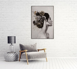 Das Portät einer wunderschönen Frau mit unterschiedlichen Blumen in den Haaren. Das Acryl Gemälde ist mit einer goldenen Metallfolie optimiert worden.