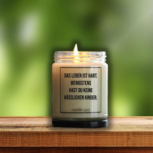 Das Leben ist hart. Wenigstens hast Du keine hässlichen Kinder steht auf einer Duftkerze. Geschenkidee zum Muttertag oder Vatertag.