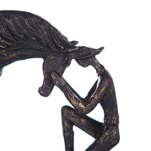 Detailansicht von einem Pferdekopf und einem Kopf vom Reiter die sich berühren. Vertrauen ist Pferdeliebe.