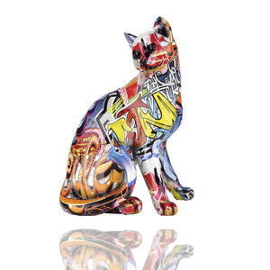 Die bunte Katze ist ein wunderschönes Dekoelement. Die Katze ist in blau, rot, gelbtönen und hat auf dem Körper unterschiedliche Muster