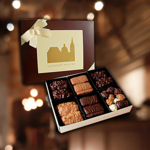 Die wunderschöne Geschenkidee aus Aachen kommt von der Printenbäckerei Klein und zeigt den Aachener Dom. Luftige Weichprinten mit Schokolade befinden sich in dieser schönen Verpackung aus Aachen.