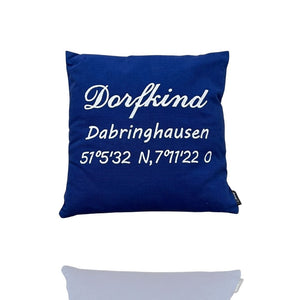 Blaues besticktes Kissen mit Dorfkind Dabringhausen und den Koordinaten des Dorfzentrums gestickt.