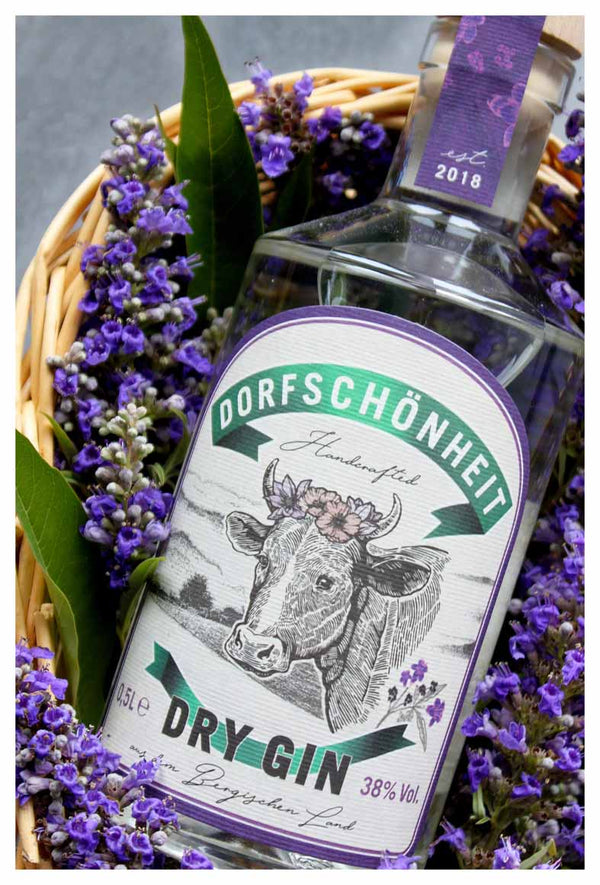 Dorfschönheit, ein cooles Loge und ein guter handgefertigter Gin aus Odenthal, Bergisches Land jetzt im BRIDEMAKER Onlineshop günstig kaufen.