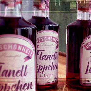 Flanelläppchen ist mehr als nur ein Likör – es ist ein Statement. Sein elegantes Flaschendesign und sein harmonisches Aroma machen ihn zu einem wahren Blickfang auf jeder Party 