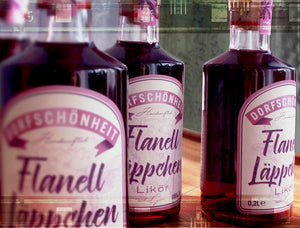 Flanelläppchen ist mehr als nur ein Likör – es ist ein Statement. Sein elegantes Flaschendesign und sein harmonisches Aroma machen ihn zu einem wahren Blickfang auf jeder Party 