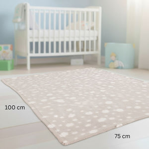 Die Babydecke mit den Wolken steckt in einem Stofftier mit dem Namen Max. Die Decke hat die Maße 100 x 75 cm und ist in der Farbe beige.
