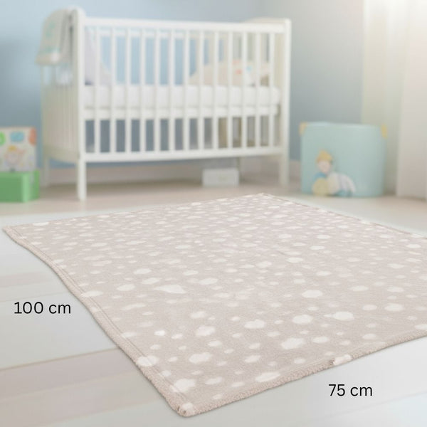 Die Babydecke mit den Wolken steckt in einem Stofftier mit dem Namen Max. Die Decke hat die Maße 100 x 75 cm und ist in der Farbe beige.
