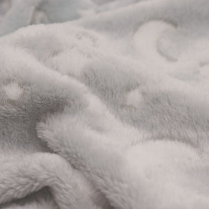 Die weiche Kuscheldecke steckt im hasen nelly und kommt von Biederlack