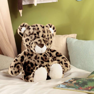 Ein drolliges Kuscheltier ist der braungefleckte Leopard. Auf dem Rücken hat er einen  Reißverschluss hinter dem eine Kuscheldecke versteckt ist.