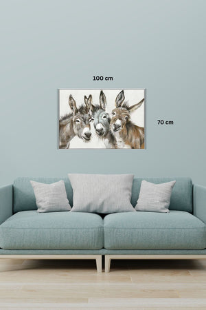 Von einem Acrylgemälde schauen drei lachende Esel. Auf der türkisen wand stehen die Maße 70 cm und 100 cm vom Bild.