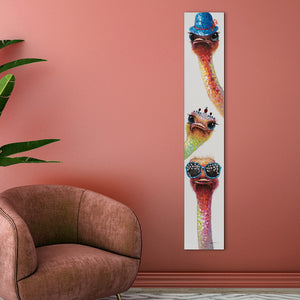 An einer Wand hängt ein schmales langes Bild im Hochformat. Auf dem Acrylgemälde sind drei bunte Strauße und Strasssteine.