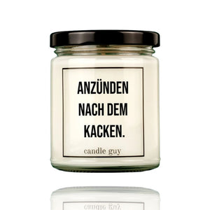 Auf einer Duftkerze im Glas steht der Spruch: Anzünden nach dem Kacken. Die Kerze ist ideal für eine Gästetoilette.