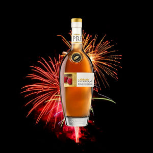 In der schönen Flasche stckt die Edle Himbeere von Scheibel aus dem Schwarzwald. Ein Feuerwerk hinter der Flasche steht für eine echte Geschmackexplosion