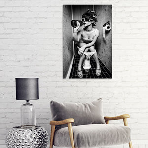 Bildmotiv Imageland, Eine Frau sitzt nach der Party auf der Toilette und trinkt aus der Flasche. Sie hat Lockenwickler in den Haaren 