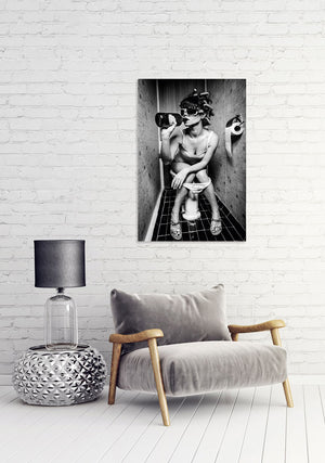 Bildmotiv Imageland, Eine Frau sitzt nach der Party auf der Toilette und trinkt aus der Flasche. Sie hat Lockenwickler in den Haaren 