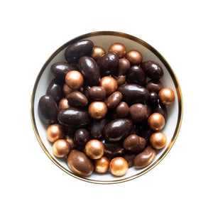 Eine Handvoll Glamour liegt in einer schönen Schale. Der leckere Knuspermix besteht aus Cashewkernen, Mandeln und Getreideknusperkugeln mit Schokolade.