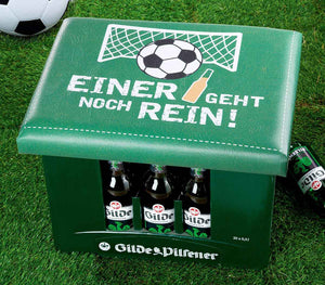 Sitzpolster für den Bierkasten „Einer geht noch rein“, mit einem Tor und Fußball