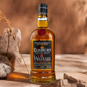 Elsburn Wayfare The Cask Strenghth Batch No. 003 steht auf der Whiskyflasche. Der deutsche Whisky hat eine wunderschöne Bernsteinfarbe.