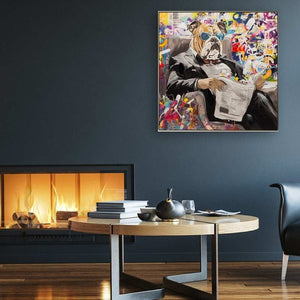 Eine blaue Wand mit Kamin und ein Acrylgemälde mit einer old english bulldog mit einer Zeitung.