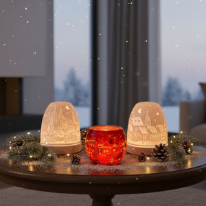 Drei Windlichter werden mit einem LED Teelicht betrieben und stehen in einem Wohnzimmer auf dem Tisch. Sie leuchten sehr hell