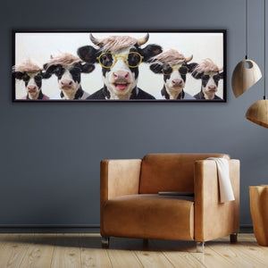 Modernes Panorama-Wandbild mit fünf glücklichen Kühen, Sonnenbrillen und Perücken in einem Wohnzimmer – humorvolle Kunst und Deko.