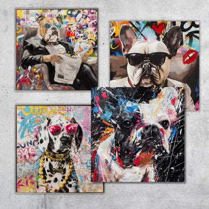Vier quadratische Kunstwerke im intensiven Street-Art-Stil sind versetzt auf einer Betonwand angeordnet. Die Motive zeigen unter anderem eine Bulldogge im Anzug mit Sonnenbrille und Zeitung sowie einen Dalmatiner mit pinker Brille und goldener Kette. Alle Bilder zeichnen sich durch wilde Farbspritzer, abstrakte Hintergründe und neonfarbene Akzente aus. Die Kombination aus tierischen Motiven und urbanen Graffiti-Elementen erzeugt eine hochenergetische, moderne Optik.