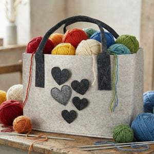 In einer beigen Filztasche sind unterschiedliche Wollkneule. Dieser Filzshopper ist ein idealer Aufbewhrungsort für Wolle und Stoffe.