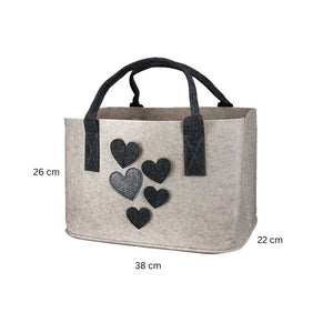 Eine Filztasche in der Farbe beige auf weißem Hintergrund. Auf dem Filzshopper sind Herzen in unterschiedlichen Größen befestigt.